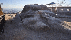 삿갓바위, 인왕산 정상 표지판